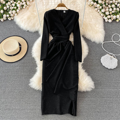 Elegantne läikiva efektiga ja sügava spitsikaelusega naiste kleit