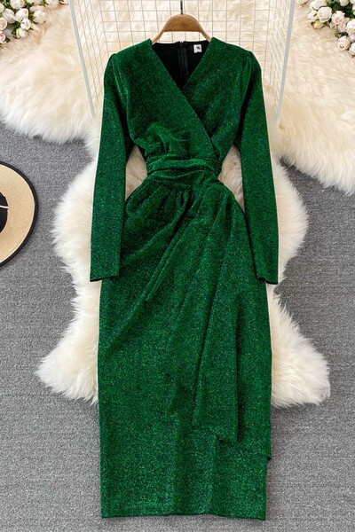 Elegantne läikiva efektiga ja sügava spitsikaelusega naiste kleit