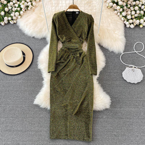 Elegantne läikiva efektiga ja sügava spitsikaelusega naiste kleit