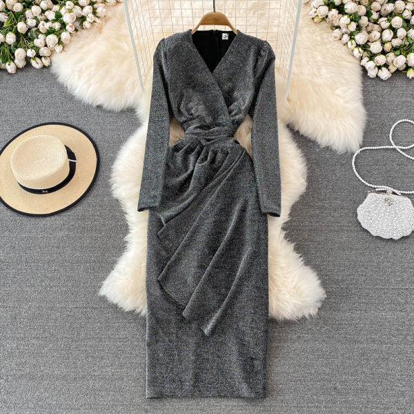 Elegantne läikiva efektiga ja sügava spitsikaelusega naiste kleit