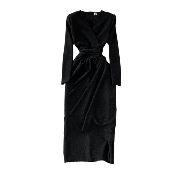 Elegantne läikiva efektiga ja sügava spitsikaelusega naiste kleit