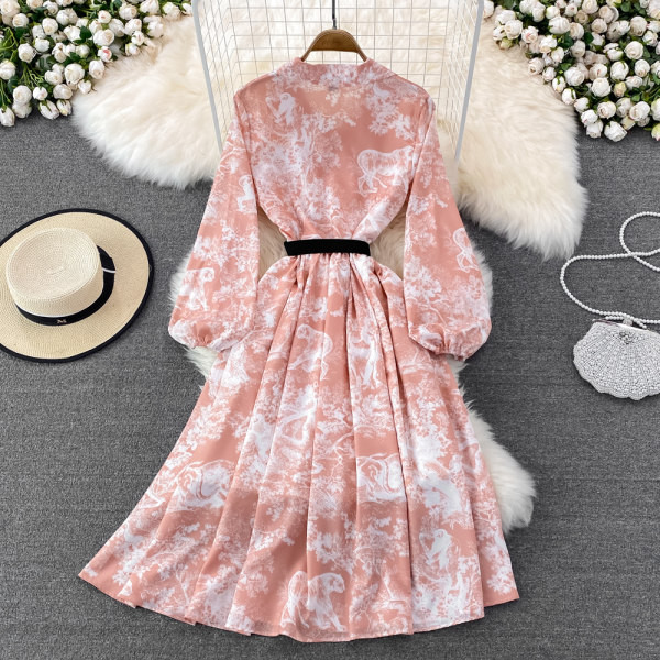 Naiste pikk tasku- ja vöökaunistusega kleit