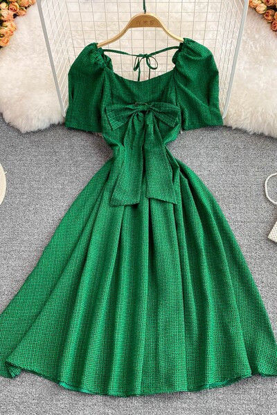 Väljalõigatud pikk retrostiilis paelaga kleit