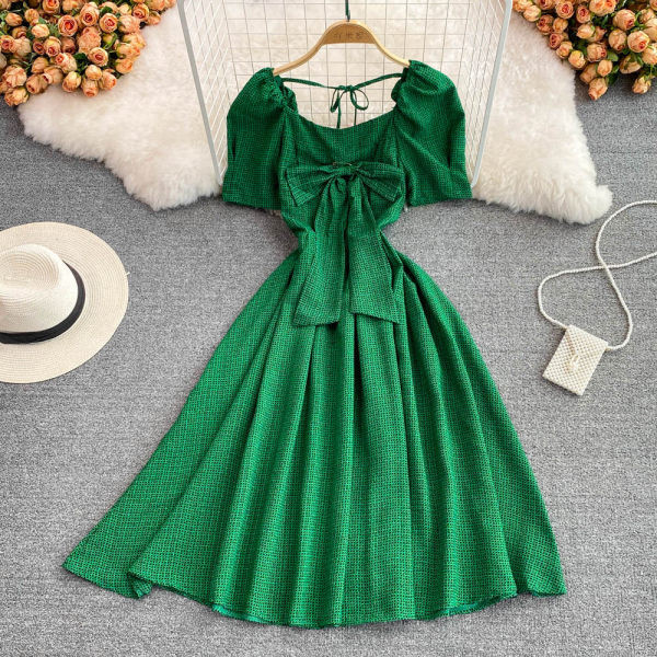 Väljalõigatud pikk retrostiilis paelaga kleit