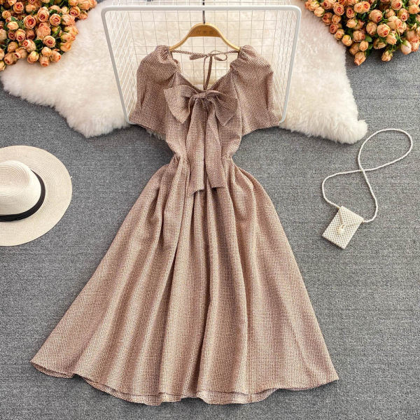 Väljalõigatud pikk retrostiilis paelaga kleit