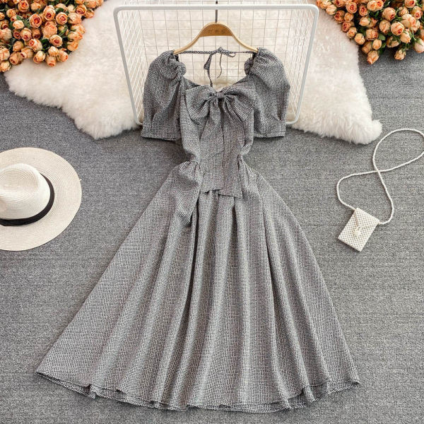 Väljalõigatud pikk retrostiilis paelaga kleit