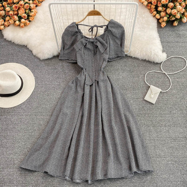 Väljalõigatud pikk retrostiilis paelaga kleit