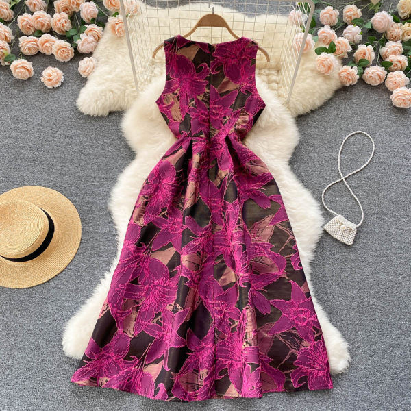 Naiste moodne ümara kaelusega kleit - tsüklameni värvi