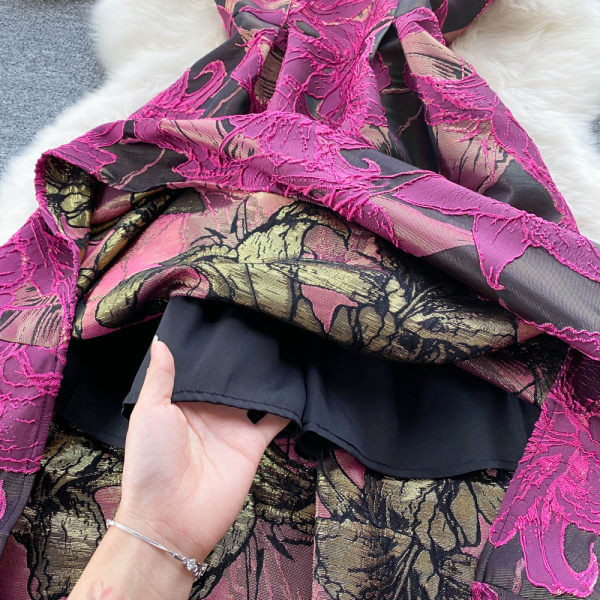 Naiste moodne ümara kaelusega kleit - tsüklameni värvi