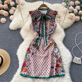 Paela ja värvilise aplikatsiooniga naiste kleit