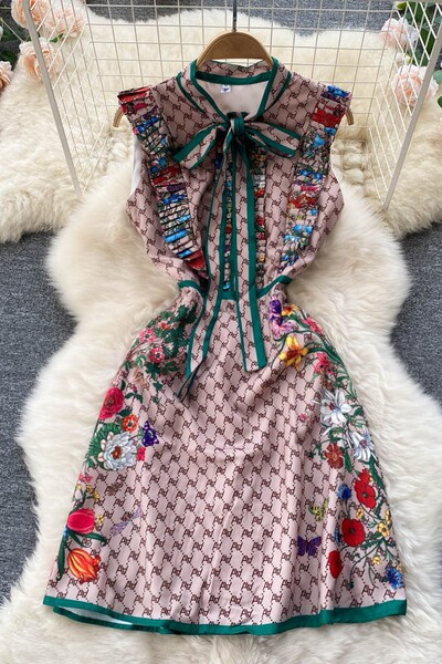 Paela ja värvilise aplikatsiooniga naiste kleit