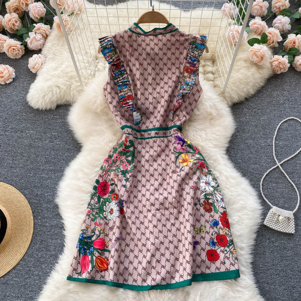 Paela ja värvilise aplikatsiooniga naiste kleit