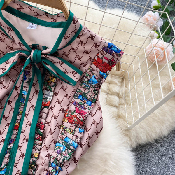 Paela ja värvilise aplikatsiooniga naiste kleit