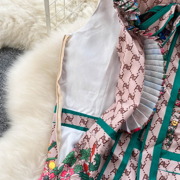 Paela ja värvilise aplikatsiooniga naiste kleit