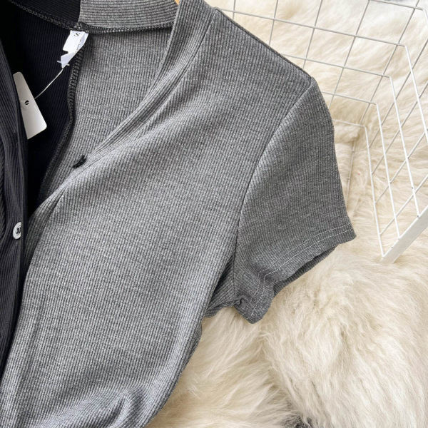 Lihtne sirge nööpidega kleit