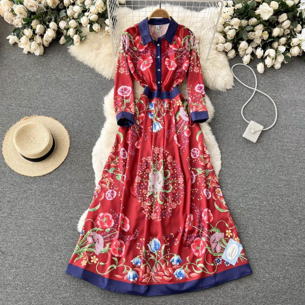 Lillemotiivide ja klassikalise kraega naiste kleit