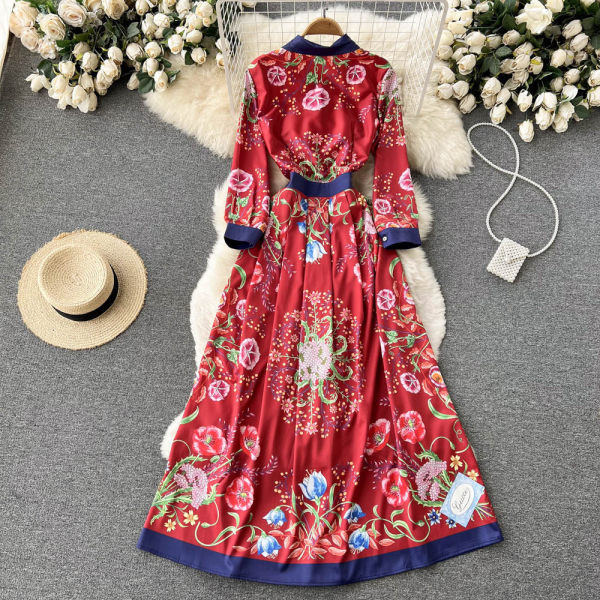 Lillemotiivide ja klassikalise kraega naiste kleit