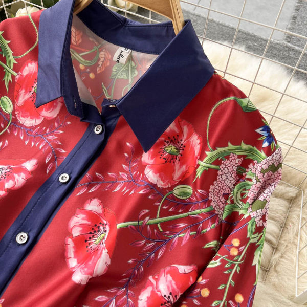 Lillemotiivide ja klassikalise kraega naiste kleit