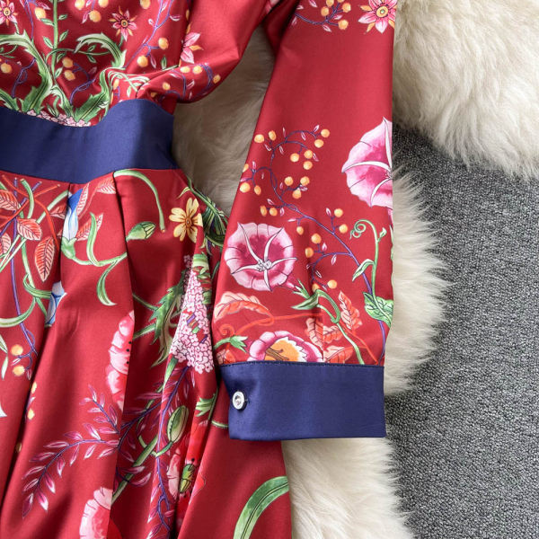 Lillemotiivide ja klassikalise kraega naiste kleit