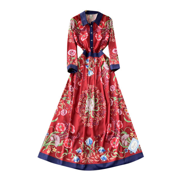 Lillemotiivide ja klassikalise kraega naiste kleit