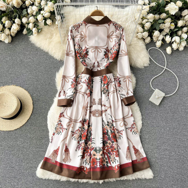 Naiste pikk kleit klassikalise kraega