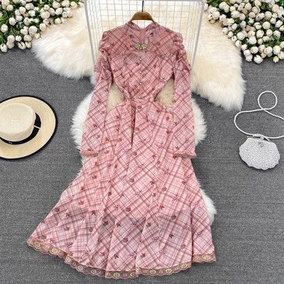 Moodne pikk kleidi lai nööpidega mudel