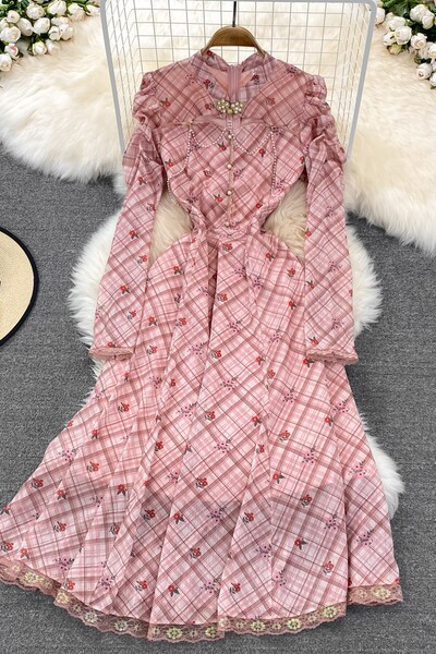 Moodne pikk kleidi lai nööpidega mudel