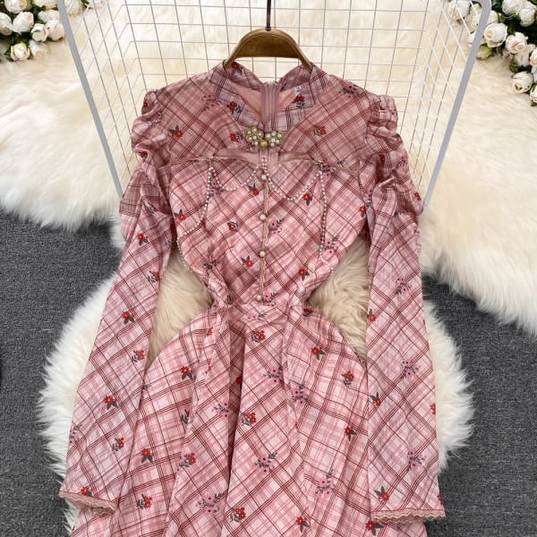 Moodne pikk kleidi lai nööpidega mudel