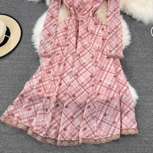 Moodne pikk kleidi lai nööpidega mudel