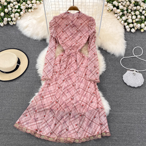 Moodne pikk kleidi lai nööpidega mudel