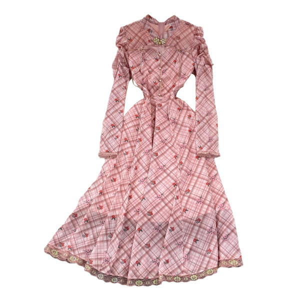 Moodne pikk kleidi lai nööpidega mudel