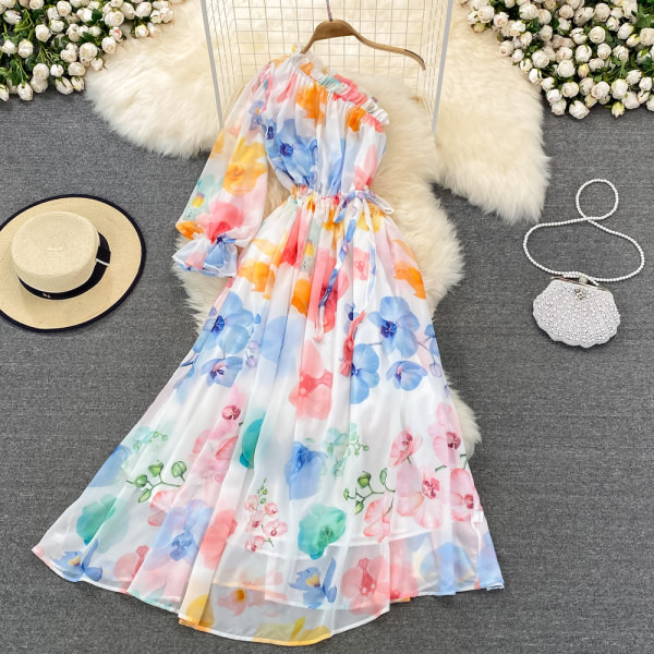 Lillemustri ja ühe varrukaga naiste kleit