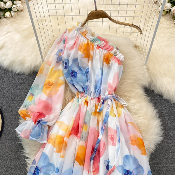 Lillemustri ja ühe varrukaga naiste kleit