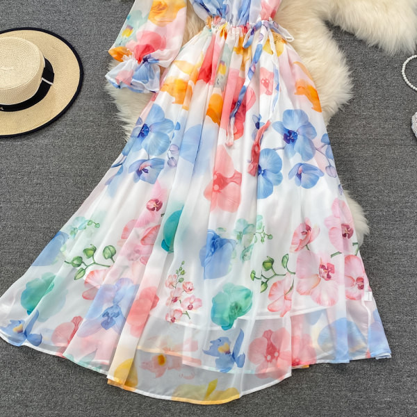 Lillemustri ja ühe varrukaga naiste kleit