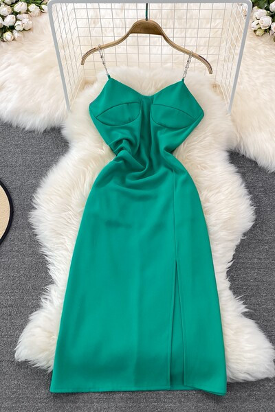 Lõhiku ja rihmadega pikk metallkaunistusega kleit