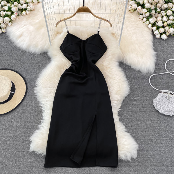 Lõhiku ja rihmadega pikk metallkaunistusega kleit