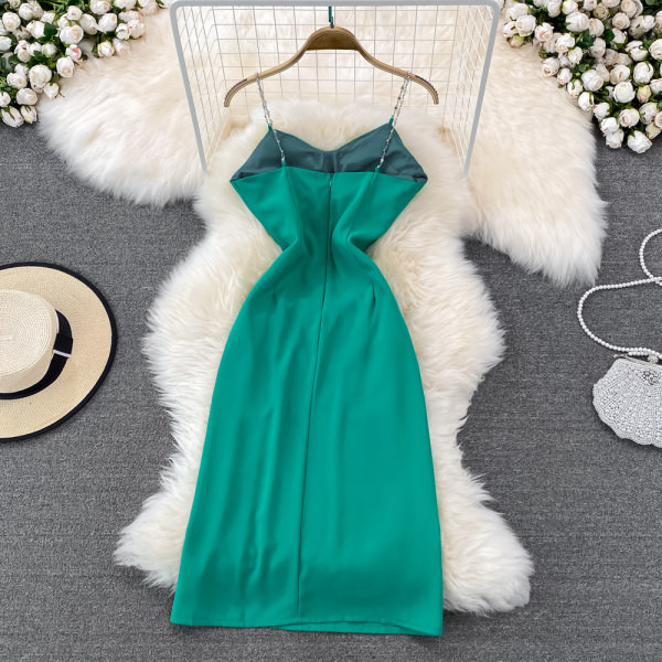 Lõhiku ja rihmadega pikk metallkaunistusega kleit