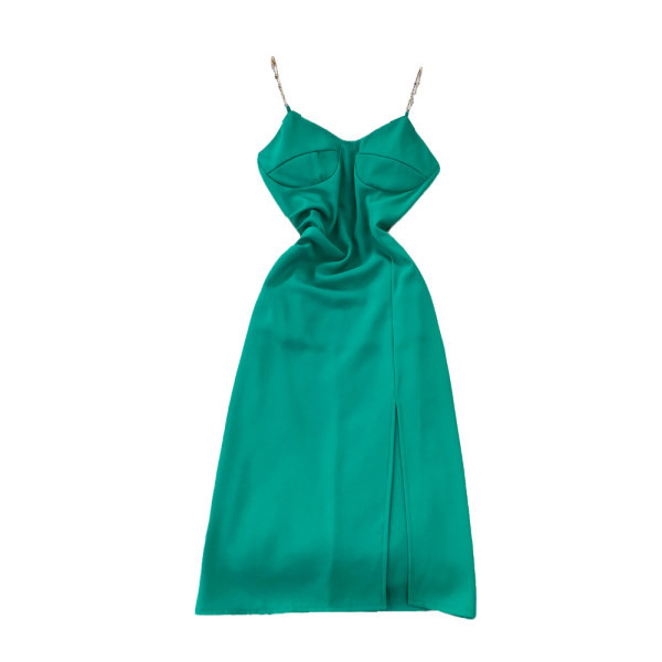 Lõhiku ja rihmadega pikk metallkaunistusega kleit