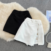 Lühike lõhiku ja metallist kaunistusega naiste seelik