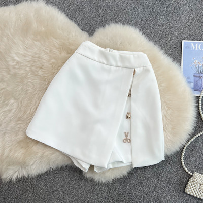 Lühike lõhiku ja metallist kaunistusega naiste seelik