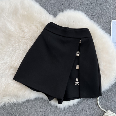 Lühike lõhiku ja metallist kaunistusega naiste seelik