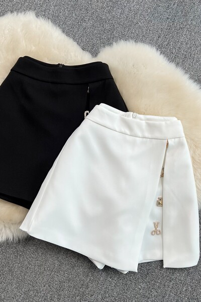 Lühike lõhiku ja metallist kaunistusega naiste seelik