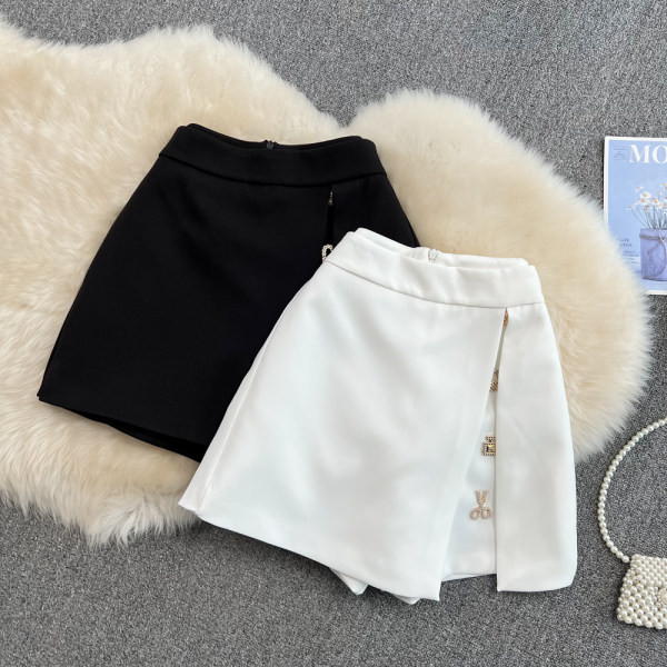 Lühike lõhiku ja metallist kaunistusega naiste seelik