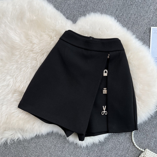 Lühike lõhiku ja metallist kaunistusega naiste seelik