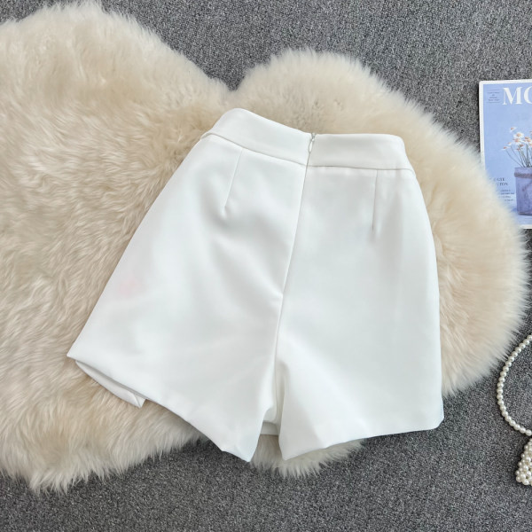 Lühike lõhiku ja metallist kaunistusega naiste seelik