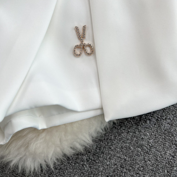 Lühike lõhiku ja metallist kaunistusega naiste seelik