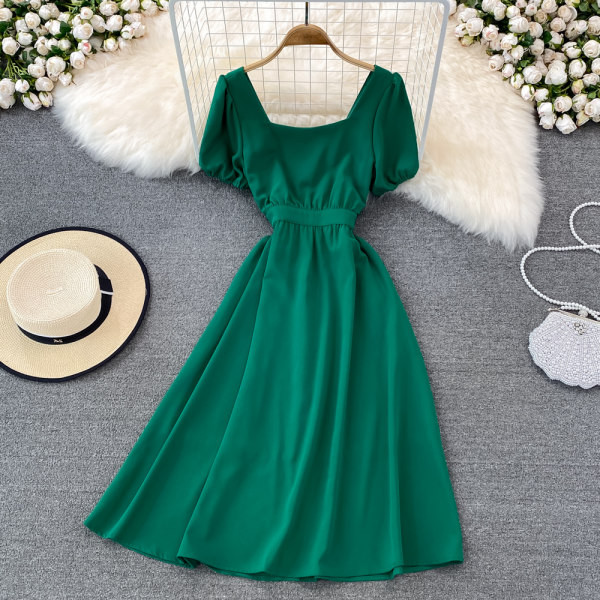 Naiste kaasaegne kleit kandilise kaelusega ja seljal paelaga