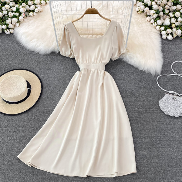 Naiste kaasaegne kleit kandilise kaelusega ja seljal paelaga