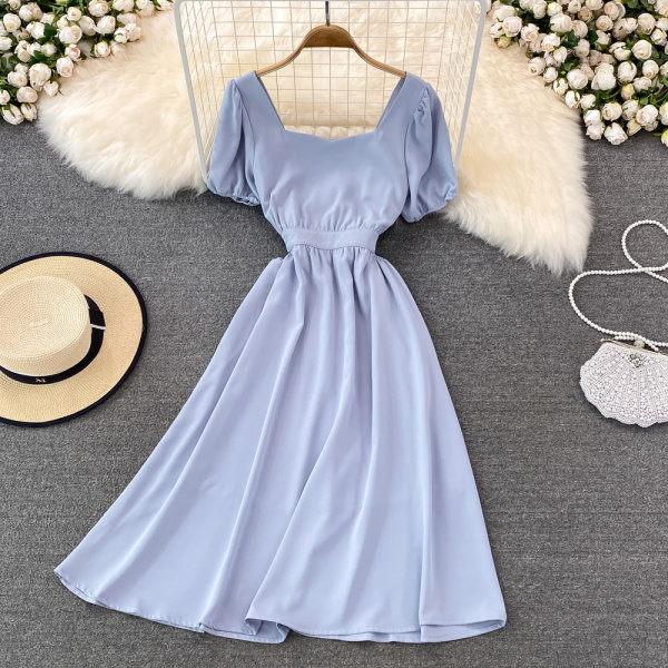 Naiste kaasaegne kleit kandilise kaelusega ja seljal paelaga