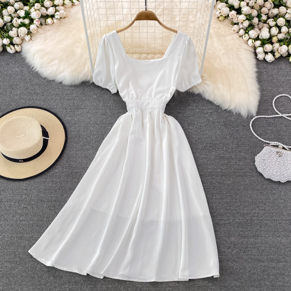 Naiste kaasaegne kleit kandilise kaelusega ja seljal paelaga